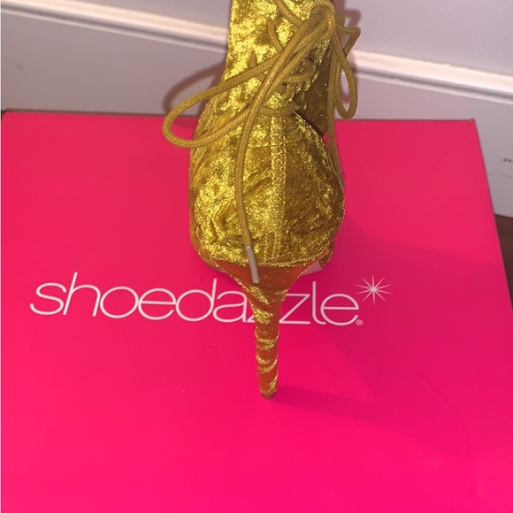 Yellow shoes - Picture 3 of 4